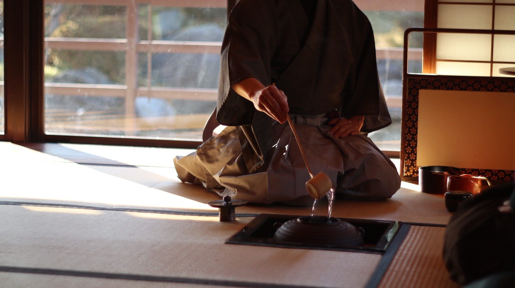 茶室で湯を汲む点前の様子