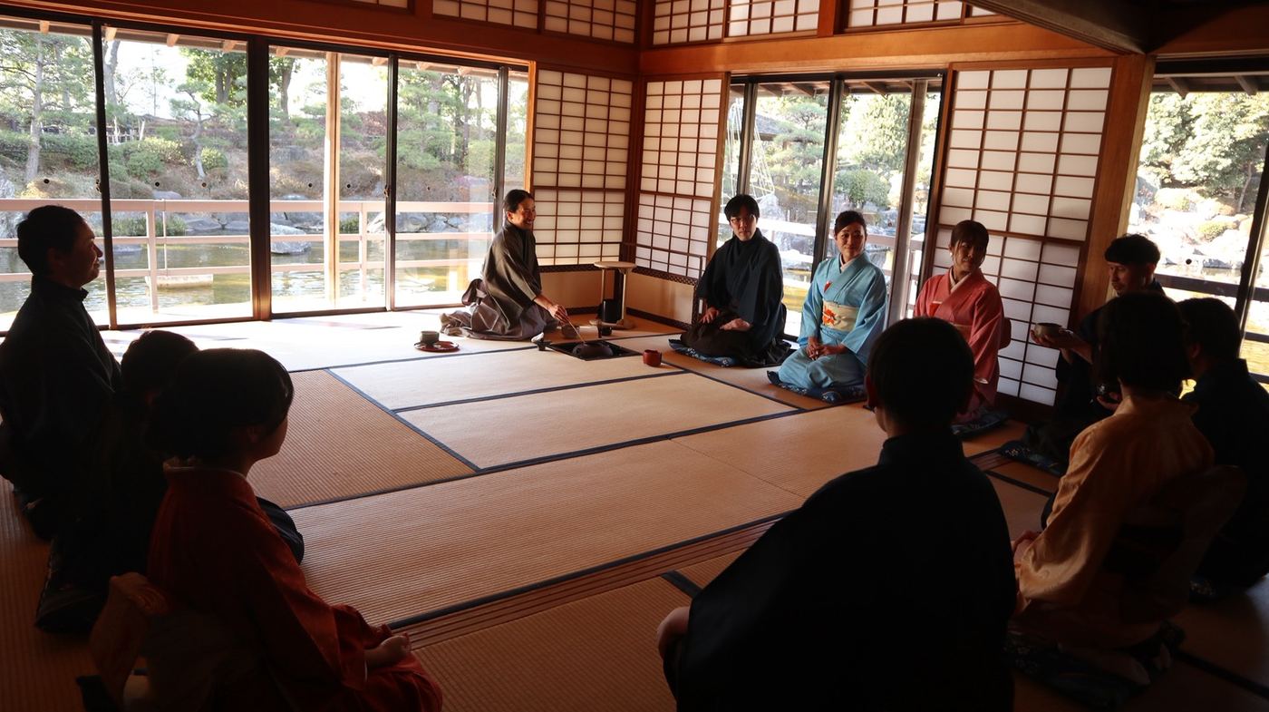 広間での稽古の様子