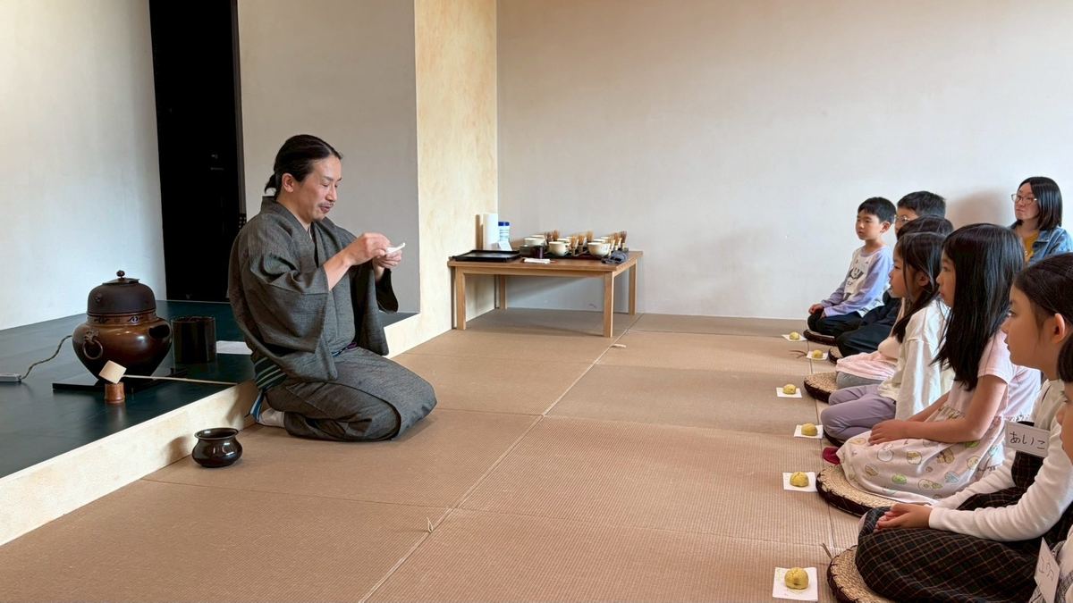 こども向けの寺子屋茶道で説明する主宰