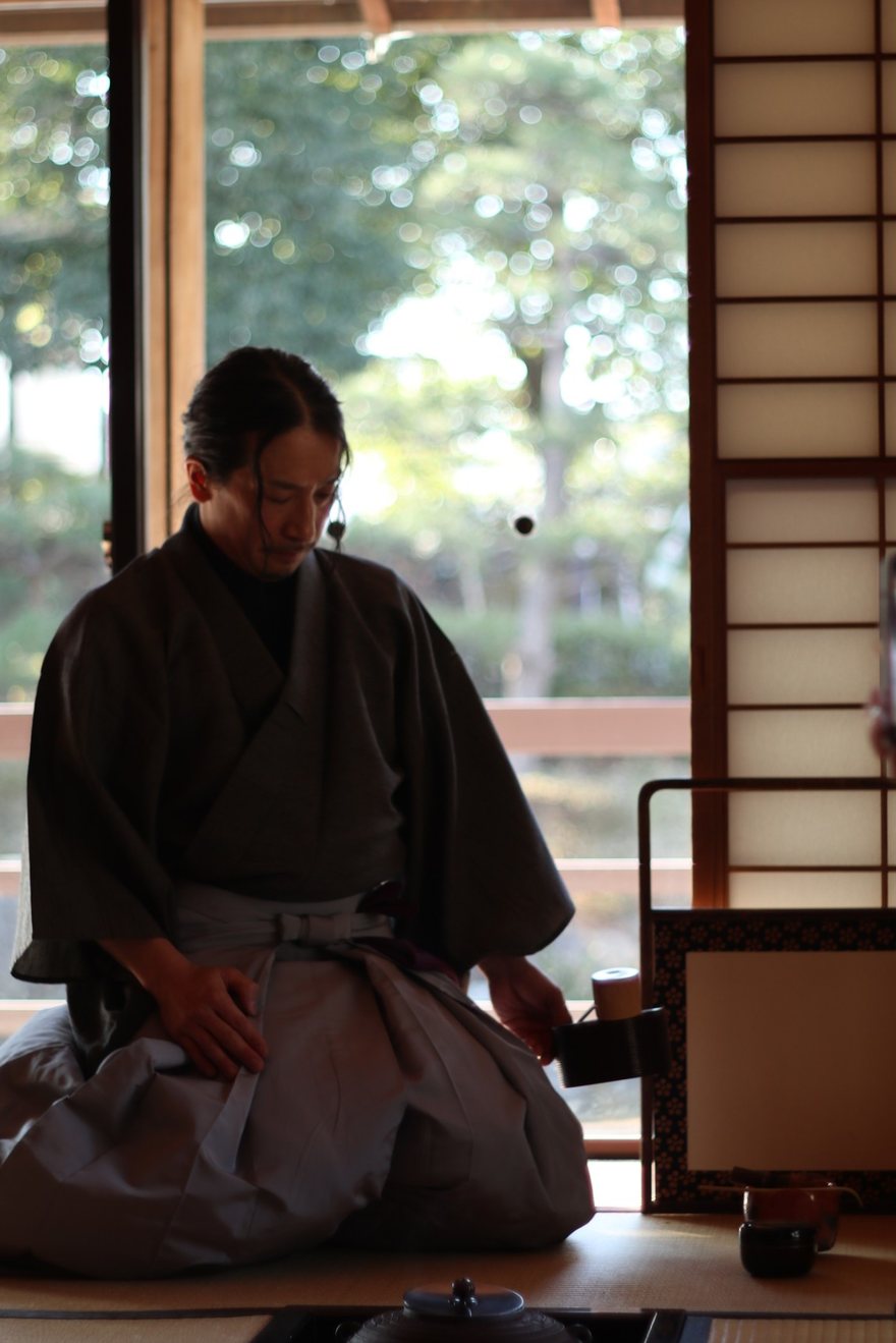 茶室で点前をする主宰 渡邉宗示