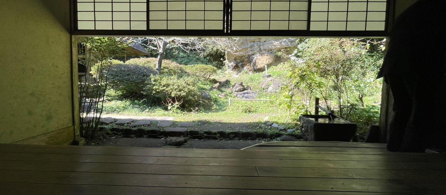 茶室から露地と蹲踞を望む