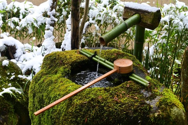 雪の茶庭に置かれた蹲踞