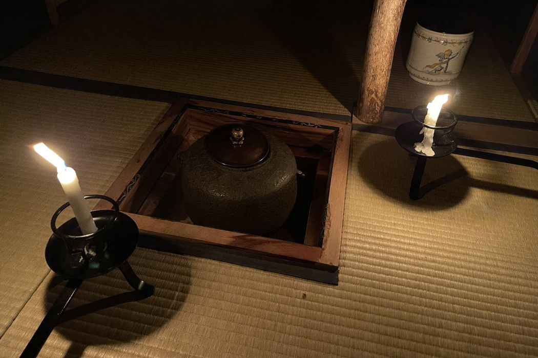 燭台の灯りに照らされた炉と釜